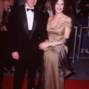 Teri Hatcher and Jon Tenney at event of Rytojus niekada nemirsta (1997)