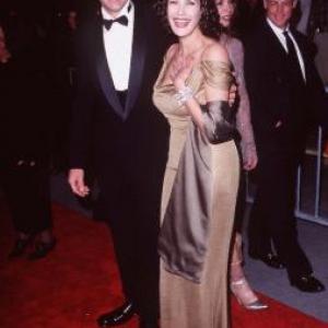 Teri Hatcher and Jon Tenney at event of Rytojus niekada nemirsta (1997)