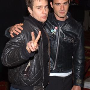 Sam Rockwell and Justin Theroux at event of Matrica Perkrauta 2003