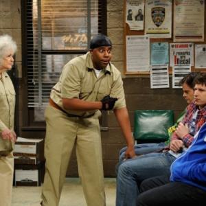 Still of Kenan Thompson and Betty White in Saturday Night Live (1975)