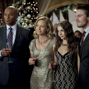Still of Colin Salmon Susanna Thompson Willa Holland Stephen Amell and Cate Cameron in Strele 2012