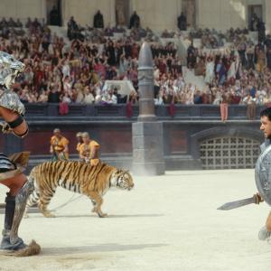 Still of Russell Crowe and Sven-Ole Thorsen in Gladiatorius (2000)