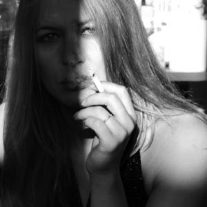 Julia Thurnau fotographed by Jessica Wolfelsperger in Berlin.
