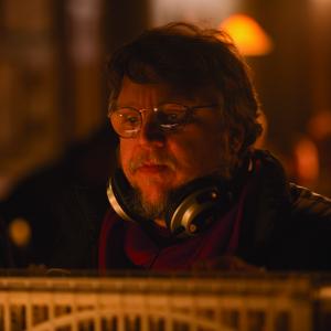 Still of Guillermo del Toro in Purpurine kalva (2015)