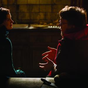Still of Guillermo del Toro and Jessica Chastain in Purpurine kalva (2015)