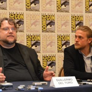 Charlie Hunnam and Guillermo del Toro at event of Ugnies ziedas (2013)
