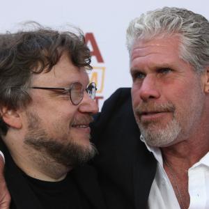 Ron Perlman and Guillermo del Toro at event of Nebijok tamsos (2010)