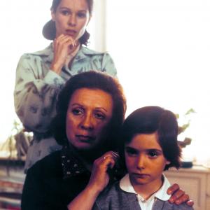 Still of Geraldine Chaplin, Florinda Chico and Ana Torrent in Cría cuervos (1976)