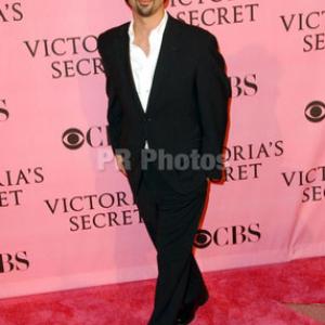 Oscar Torre on the pink carpet of the Victorias Secret CBS TV special