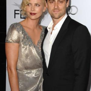 Charlize Theron and Stuart Townsend at event of The Road 2009