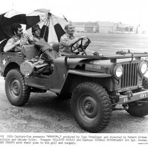 Still of Donald Sutherland Elliott Gould and Bobby Troup in MASH 1970