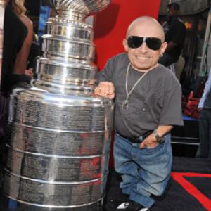 Verne Troyer at event of Meiles guru (2008)
