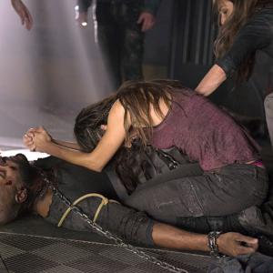Still of Paige Turco, Ricky Whittle and Marie Avgeropoulos in The 100 (2014)