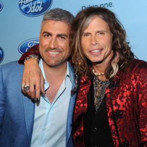 Steven Tyler and Taylor Hicks at event of American Idol: The Search for a Superstar (2002)