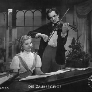 Still of Will Quadflieg and Gisela Uhlen in Die Zaubergeige 1944