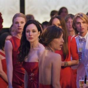 Still of Madeleine Stowe and Emily VanCamp in Kerstas 2011