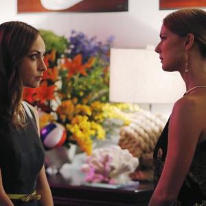 Still of Emily VanCamp and Courtney Ford in Kerstas 2011