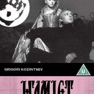 Innokentiy Smoktunovskiy and Anastasiya Vertinskaya in Gamlet (1964)