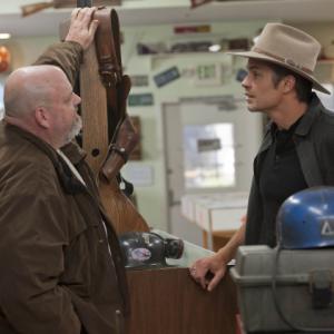 Still of Timothy Olyphant and Pruitt Taylor Vince in Justified 2010