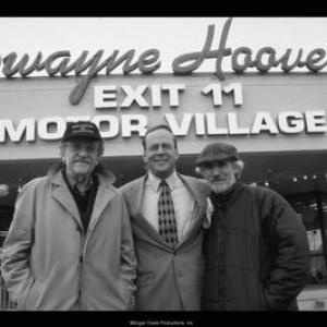 Kurt Vonnegut Jr poses with Bruce Willis and Director Alan Rudolph