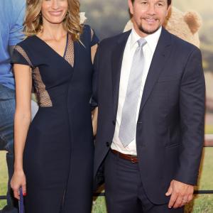Mark Wahlberg and Rhea Durham at event of Tedis 2 2015