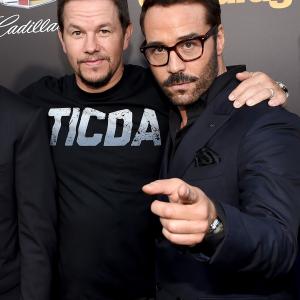 Mark Wahlberg and Jeremy Piven at event of Entourage (2015)
