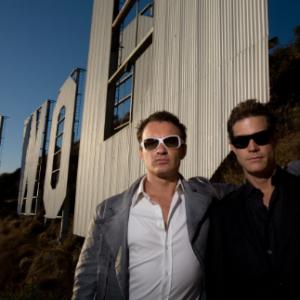 Still of Julian McMahon and Dylan Walsh in Grozio peilis 2003