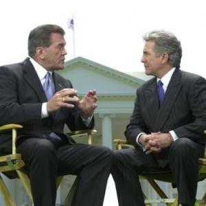 Still of John Walsh and Tom Ridge in America's Most Wanted (1988)
