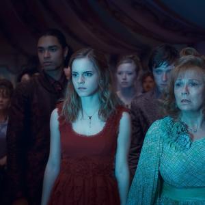 Still of Julie Walters and Emma Watson in Haris Poteris ir mirties relikvijos 1 dalis 2010