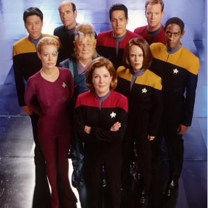 Still of Robert Beltran, Robert Duncan McNeill, Kate Mulgrew, Robert Picardo, Jeri Ryan, Roxann Dawson, Ethan Phillips, Tim Russ and Garrett Wang in Star Trek: Voyager (1995)