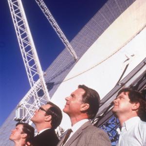 Still of Sam Neill and Patrick Warburton in The Dish 2000