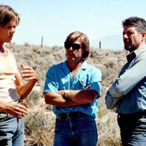 KEVIN BACON Director RON UNDERWOOD and FRED WARD on the set of TREMORS