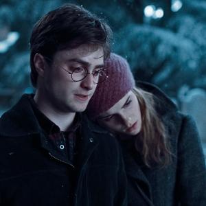 Still of Daniel Radcliffe and Emma Watson in Haris Poteris ir mirties relikvijos. 1 dalis (2010)