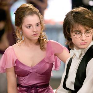 Still of Daniel Radcliffe and Emma Watson in Haris Poteris ir ugnies taure 2005