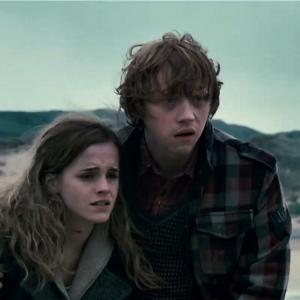 Still of Rupert Grint and Emma Watson in Haris Poteris ir mirties relikvijos 1 dalis 2010