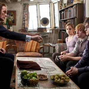 Still of Rupert Grint, Bill Nighy, Daniel Radcliffe and Emma Watson in Haris Poteris ir mirties relikvijos. 1 dalis (2010)