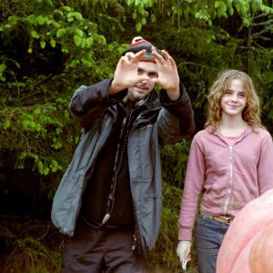 Still of Alfonso Cuarn and Emma Watson in Haris Poteris ir Azkabano kalinys 2004