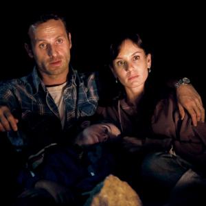 Still of Andrew Lincoln and Sarah Wayne Callies in Vaiksciojantys negyveliai (2010)