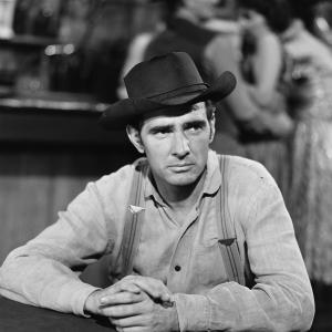 Still of Dennis Weaver in Gunsmoke (1955)