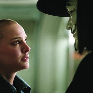 Still of Natalie Portman and Hugo Weaving in V - tai Vendeta (2005)