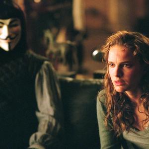 Still of Natalie Portman and Hugo Weaving in V - tai Vendeta (2005)