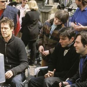 Hugh Grant, Nicholas Hoult, Chris Weitz and Paul Weitz in Gyvenimas pagal ji (2002)