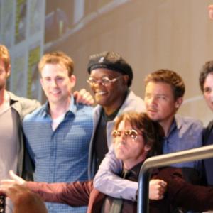 Samuel L. Jackson, Robert Downey Jr., Chris Evans, Scarlett Johansson, Jeremy Renner, Mark Ruffalo, Joss Whedon and Chris Hemsworth at event of Kersytojai (2012)