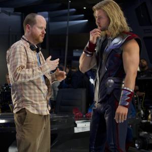 Joss Whedon and Chris Hemsworth in Kersytojai 2012