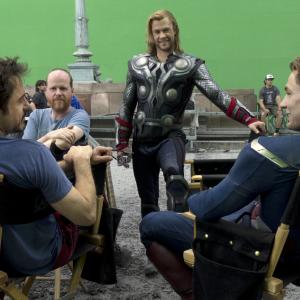 Still of Robert Downey Jr., Chris Evans, Joss Whedon and Chris Hemsworth in Kersytojai (2012)