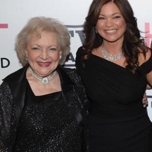Valerie Bertinelli and Betty White at event of Hot in Cleveland (2010)
