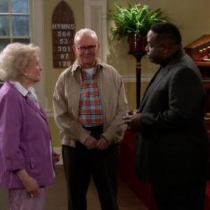 Still of Cedric the Entertainer, Buck Henry and Betty White in Hot in Cleveland (2010)