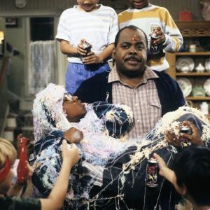 Still of Reginald VelJohnson and Jaleel White in Family Matters 1989