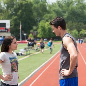 Still of Mae Whitman and Robbie Amell in The DUFF (2015)