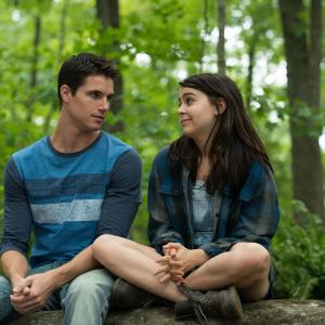 Still of Mae Whitman and Robbie Amell in The DUFF (2015)